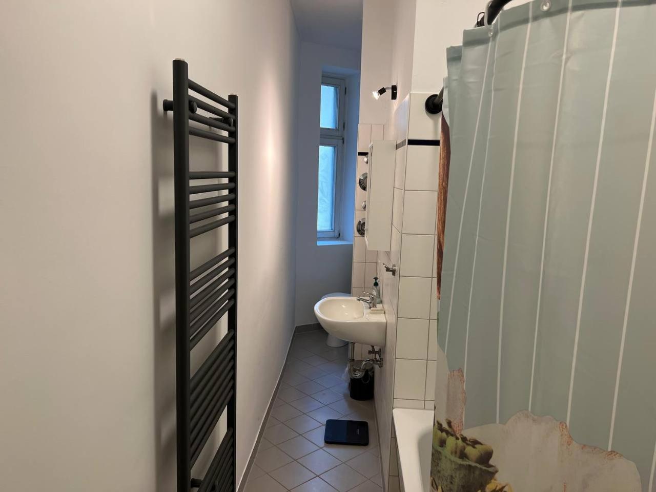 Stylish 2-Room Apartment With Balcony Next To East Side Gallery Berlin Exterior foto